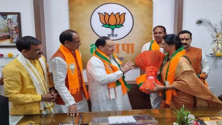 कांग्रेस को झटका मोना सुस्‍तानी और प्रीतम लोधी ने थामा भाजपा का हाथ 