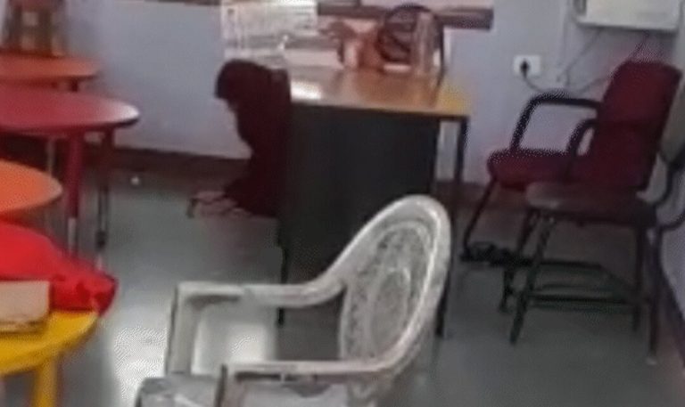 टीचर ने स्कूल की क्लास में पढ़ी नमाज