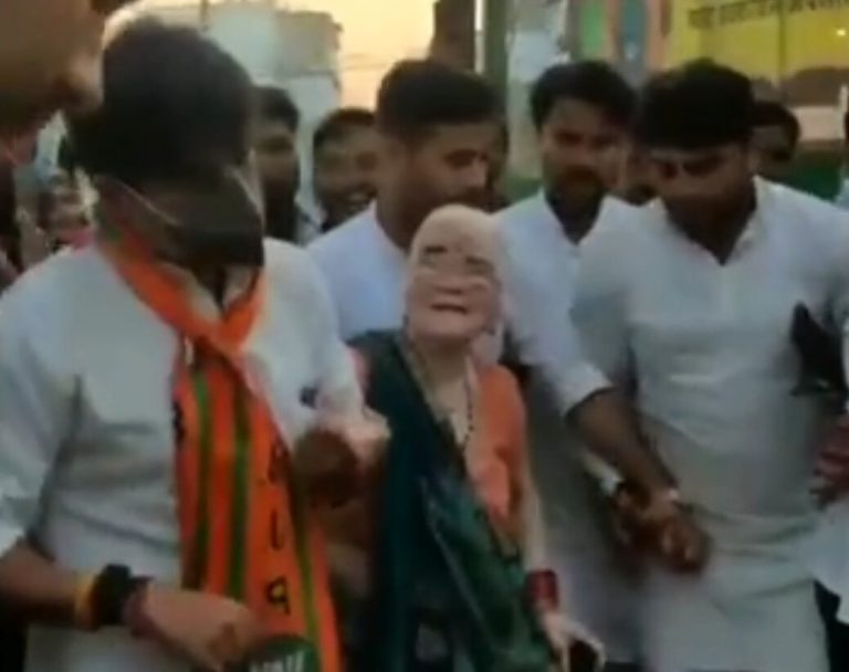 केन्द्रीय मंत्री सिंधिया ने एक बुजुर्ग महिला को कराया रास्ता पार