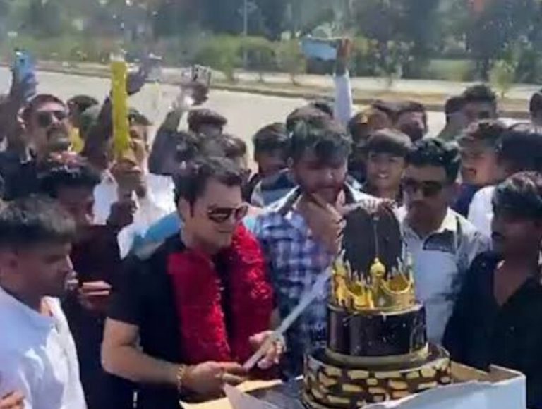 BJP विधायक के बेटे ने जन्मदिन पर तलवार से काटा केक
