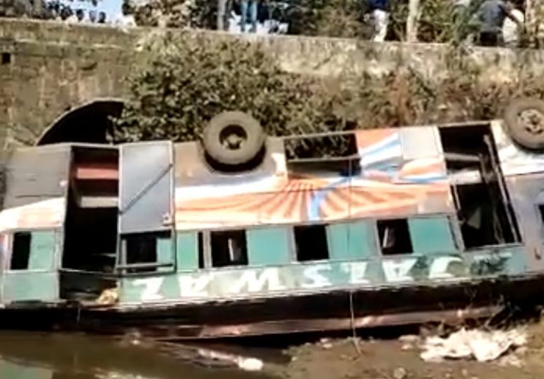 यात्रियों से भरी बस पलटी, एक मौत, 27 लोग घायल