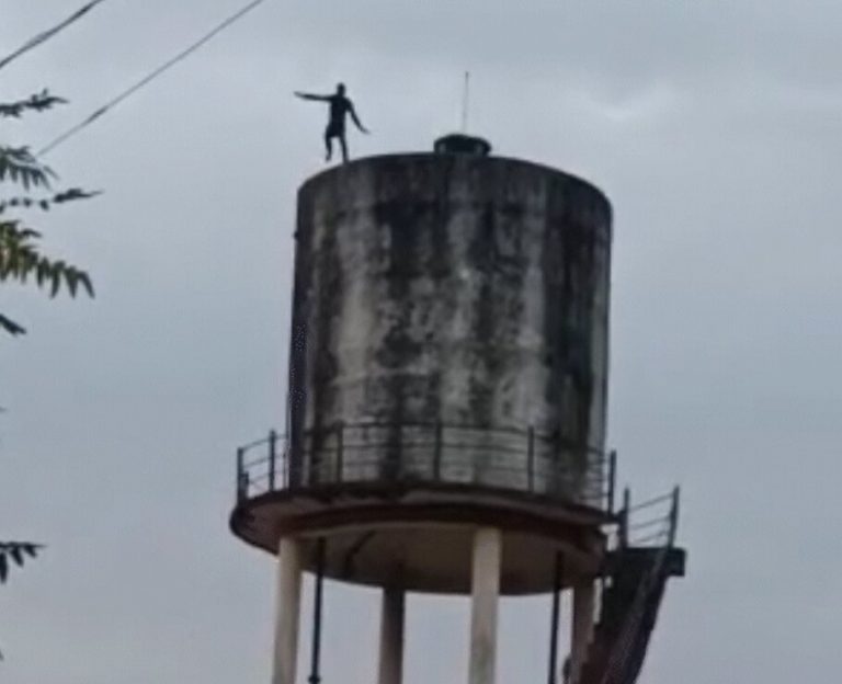 युवक 50 फीट ऊंची पानी की से कूदा, हुई ऐसी हालत