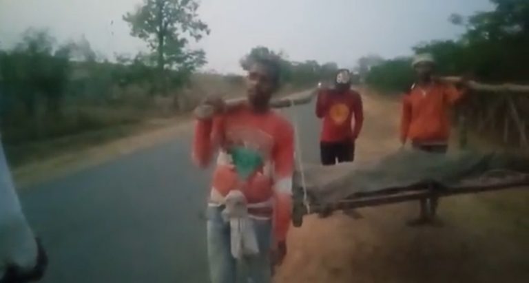 युवती के शव को घर ले जाने के लिए नहीं मिली एंबुलेंस, तो खाट में रखकर ले गए परिजन