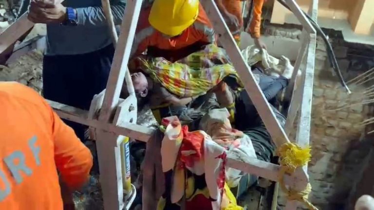 शव ले जाने के लिए कम पड़े स्ट्रेचर और चादर, शव को देख रो पड़े जवान