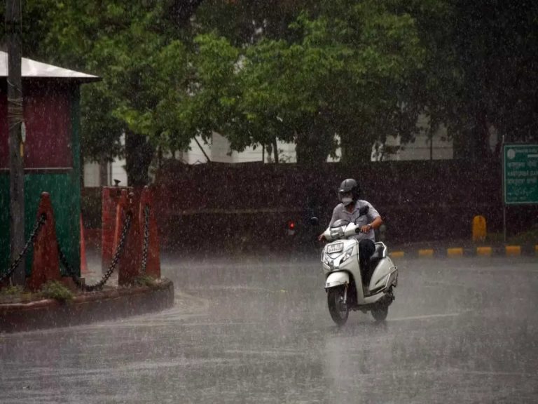 मौसम ने फिर ली करवट, इस दिन से बारिश का दौरा होगा शुरू