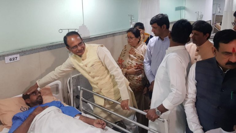 मंदिर में मौत की बावड़ी ने ली 35 लोगो की जान, घायलों से मिलने पहुंचे CM शिवराज