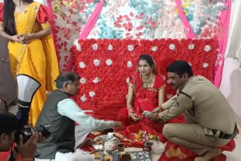 महिला आरक्षक की थाने में हुई गोद भराई, टीआई ने निभाया ये फर्ज