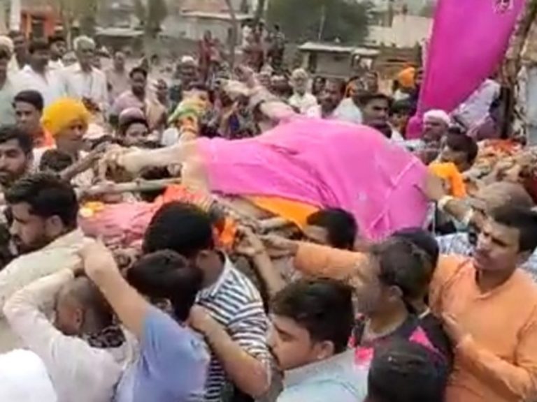 गाय की मृत्यु होने के बाद बैंड-बाजे से दी गई गो माता को अंतिम विदाई
