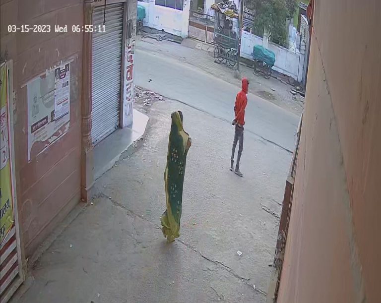 महिला पुलिसकर्मी को चकमा देकर बाथरूम से महिला कैदी हुई फरार 