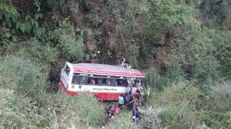 हाईवे पर दर्दनाक हादसा, यात्रियों से भरी बस खाई में गिरी, 2 महिलाओं की मौत