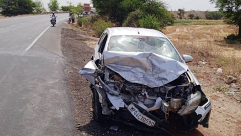 दो कारों की टक्कर से मामा और दो साल की भांजी की मौत