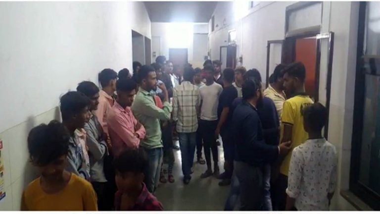 मिनी ट्रक और लोडिंग वाहन की टक्कर में 16 लोग हुए घायल, 3 की हालत गंभीर