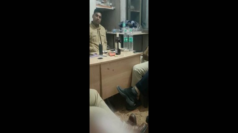थाना प्रभारी की टेबल पर शराब की बोतल