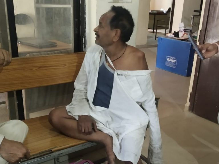 कांग्रेस नेता को रस्सी से बांधकर पीटा, फटे कुर्ते में थाने पहुंचे