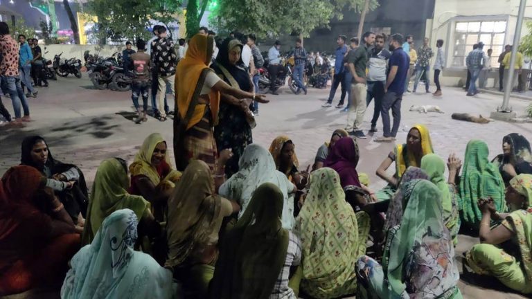 मुस्लिम युवकों द्वारा मंदिर में की गई तोड़फोड़, हिंदूवादियों का हंगामा