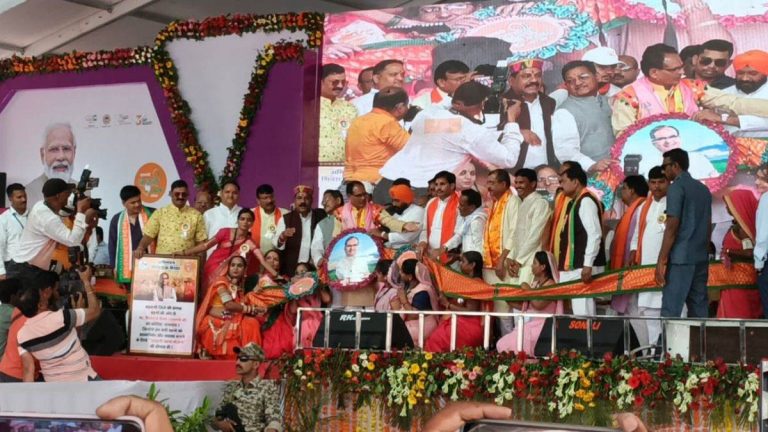 CM शिवराज ने मंच पर बहनों को भेंट की बड़ी राखी