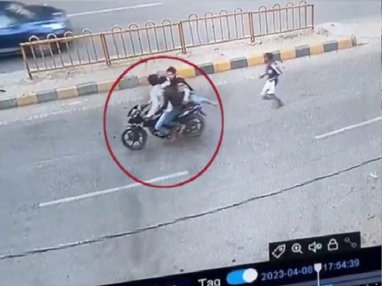 फिल्मी स्टाइल में सड़क पर कट्‌टे से फायरिंग