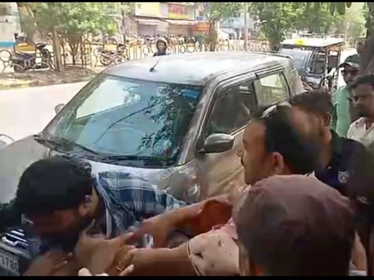 बीच सड़क पर दामाद को ससुरालियों ने जमकर पीटा