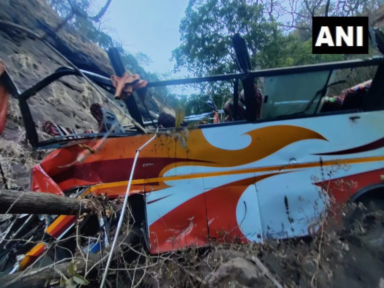 यात्रियों से भरी बस 200 फीट गहरी खाई में गिरी, 10 की मौत