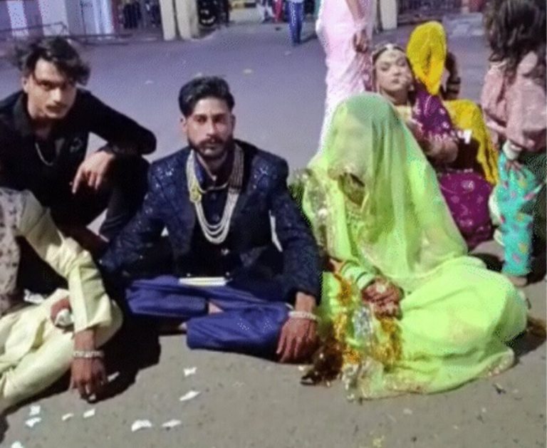 थाने के बाहर धरने पर बैठे नाराज दूल्हा-दुल्हन, ये रही वजह