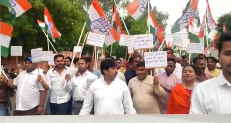 भाजपा सरकार की शराब नीति के विरोध में कांग्रेस ने किया सुंदरकांड का पाठ