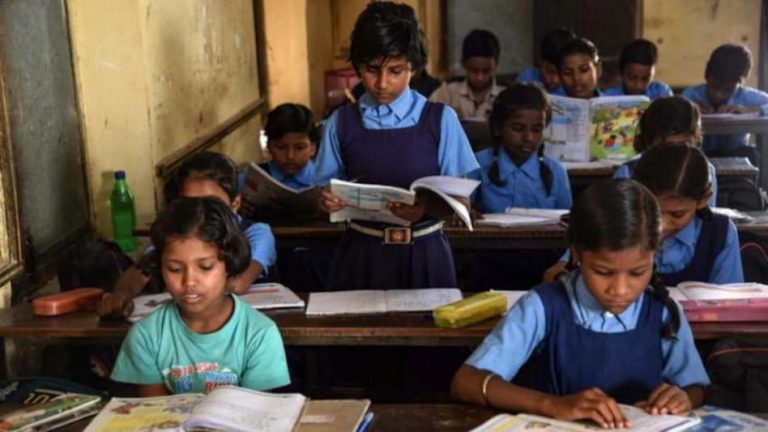 सरकारी स्कूलों में नाम की शिक्षा, शिक्षक नहीं होने से बच्चे पढ़ने में असमर्थ