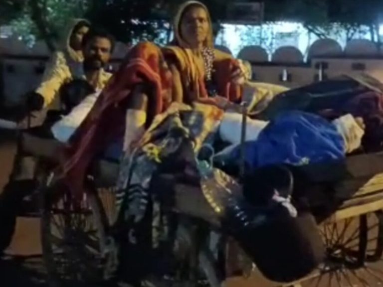 घायल मां और भाई को ठेले पर एसपी ऑफिस लेकर पहुंचा युवक, पुलिस पर लगाए ये आरोप