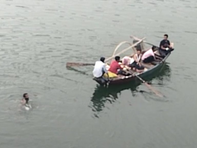 पति बच्चों के साथ मायके जाते वक्त महिला चंबल नदी में कूदी