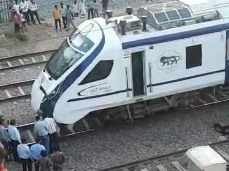 वंदे भारत ट्रेन के साथ हुआ हादसा, क्षतिग्रस्त हुआ वंदे भारत ट्रेन का हिस्सा
