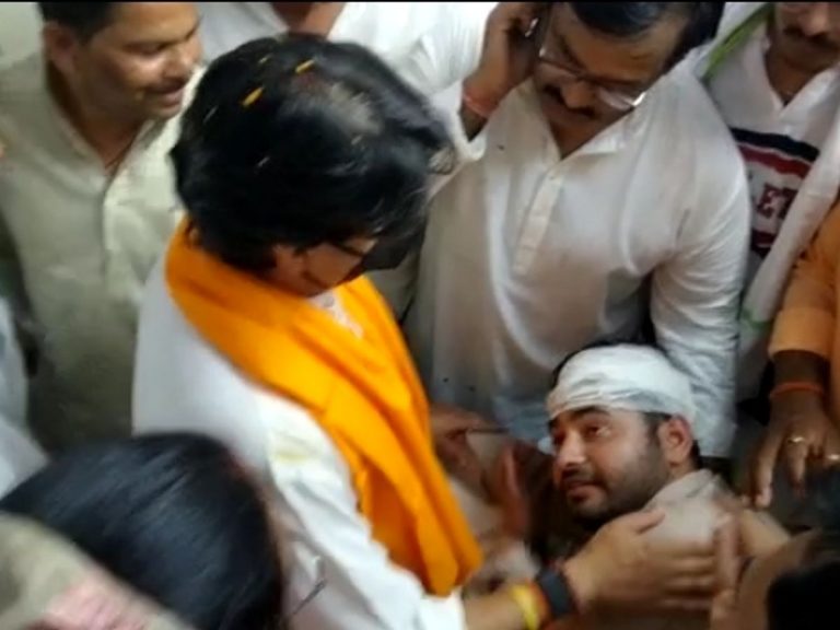 सिंधिया समर्थक हुआ घायल, तो केंद्रीय मंत्री उपचार कराने के लिए जिला अस्पताल लेकर पहुंचे