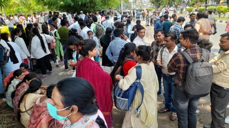 एनएचएम कार्यालय का घेराव करने पहुंचे स्वास्थ्यकर्मी, डाक्टरों ने दी ये चेतावनी