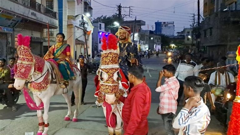 घोड़े पर सवार होकर सज धज कर निकली दुल्हनियां
