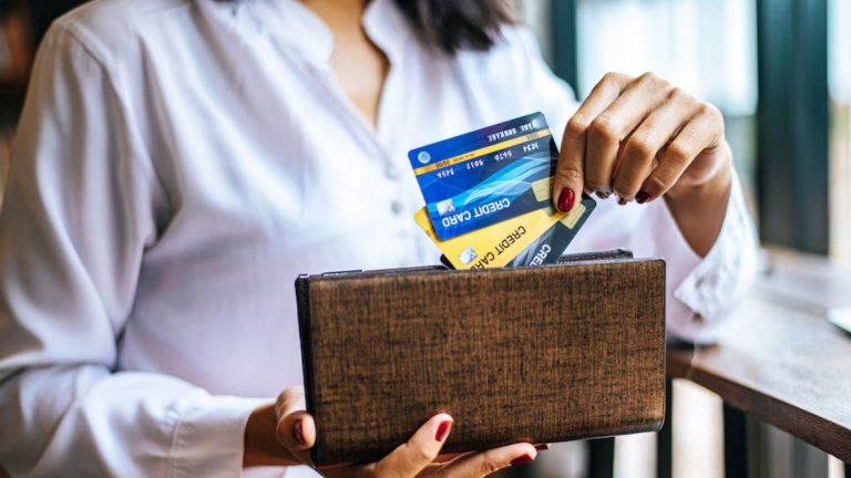 डेबिट और क्रेडिट कार्ड में गोल्ड और टाइटेनियम क्लासिक का क्या है मतलब, जानिए 