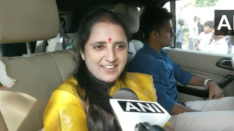 कर्नाटक में मतदान जारी, इतने फीसद हुआ मतदान, कई दिग्गजों ने डाला वोट