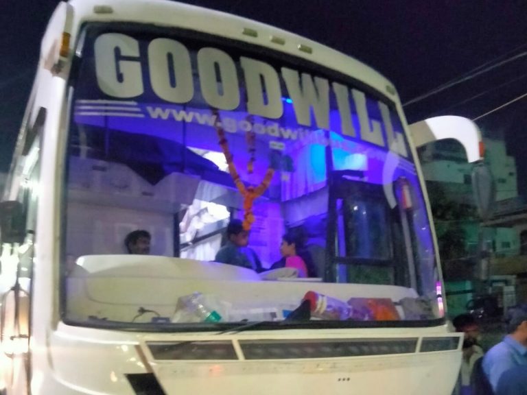 एक ही नंबर की दौड़ रही थी दो बसें, यात्रियों ने ऐसे खोली पोल