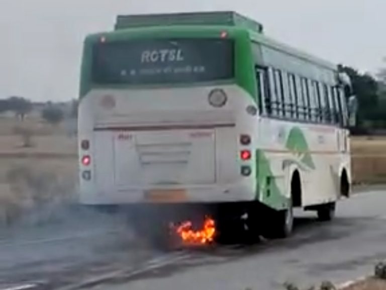 जलती हुई बाइक को 200 मीटर तक घसीटते हुए ले गई बस