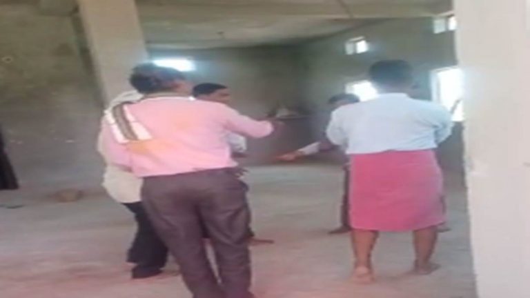 सरपंच पति पटवारी को सरिया से पीटने के लिए दौड़ा