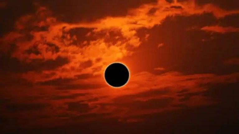 साल 2023 का पहला चंद्रग्रहण आज, इन चार राशियों के लिए होगा अशुभ