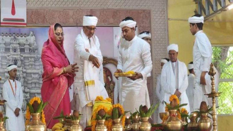 CM  शिवराज ने रावतपुरा सरकार मंदिर में पत्नी साधना सिंह के साथ की पूजा अर्चना