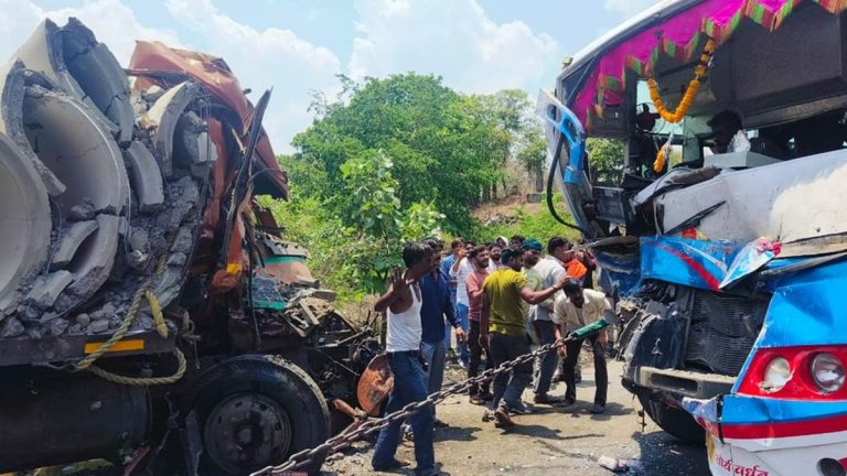 हाईवे पर बस-ट्रक की भिड़ंत, 1 की मौत, 7 यात्री घायल