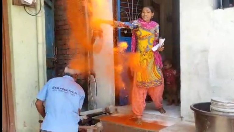 अतिक्रमण हटाने पहुंचे नगरपालिका अमले पर महिलाओं ने फेंका लालमिर्च पाउडर