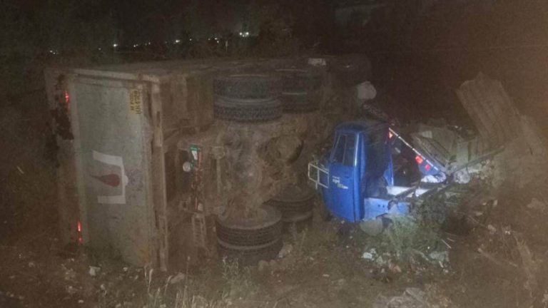 डंपर डिवाइडर तोड़ दूसरी ओर चल रहे लोडिंग से जा भिड़ा, 5 लोगो की मौत