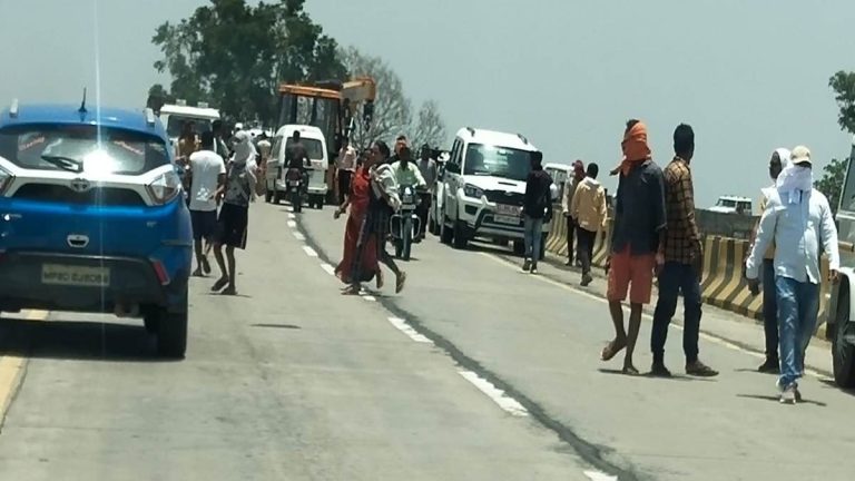 मुख्यमंत्री के कार्यक्रम के लिए ग्रामीणों को लेकर आ रही बस पलटी, तीन की मौत