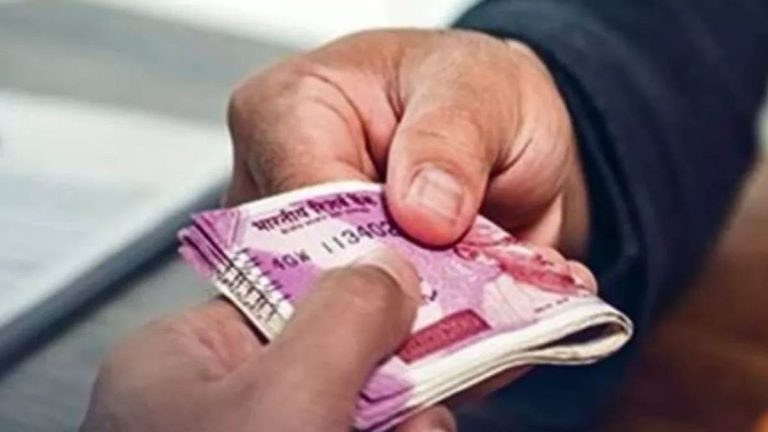 लोकायुक्त ने राज्य सूचना आयोग का कर्मचारी को रिश्वत लेते पकड़ा 