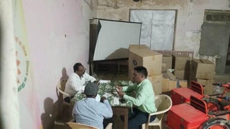 जनपद पंचायत कार्यालय में जुआ खेलते 3 कर्मचारी पकड़े, हुए निलंबित