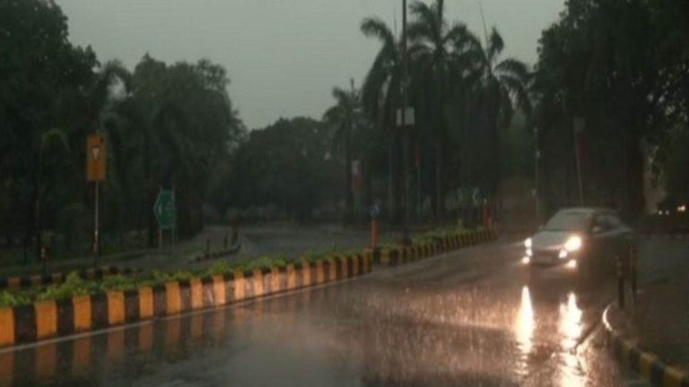 अचानक बदला मौसम, तूफानी हवाओं के साथ हुई बारिश
