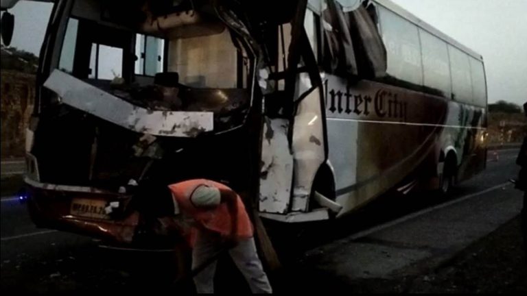 बड़ा हादसा टला, हादसे का शिकार हुई यात्री बस, आधा दर्जन से अधिक घायल