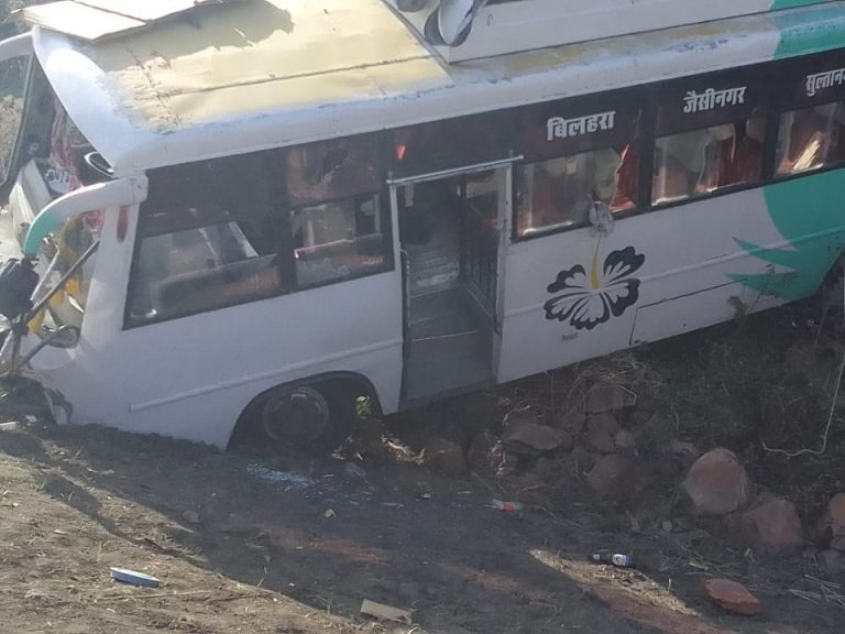 बारातियों से भरी बस बेकाबू होकर खेत में घुसी, 2 दर्जन से ज्यादा बराती घायल