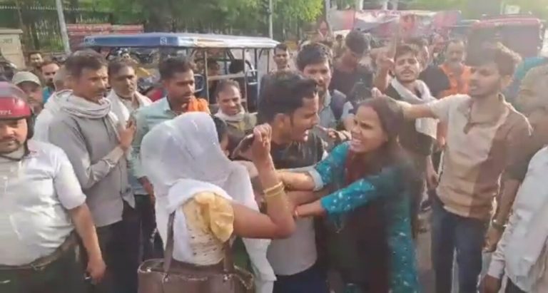 बीच चौराहे पर पति, पत्नी और प्रेमिका के बीच हुआ हाईवोल्टेज ड्रामा