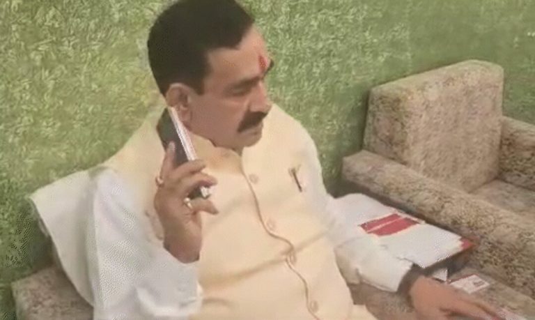 गृह मंत्री नरोत्तम मिश्रा से फोन पर बात करते समय कांग्रेस जिला अध्यक्ष रोए 